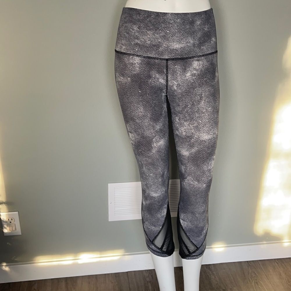 Lululemon size 6 capris - Picture 1 of 2